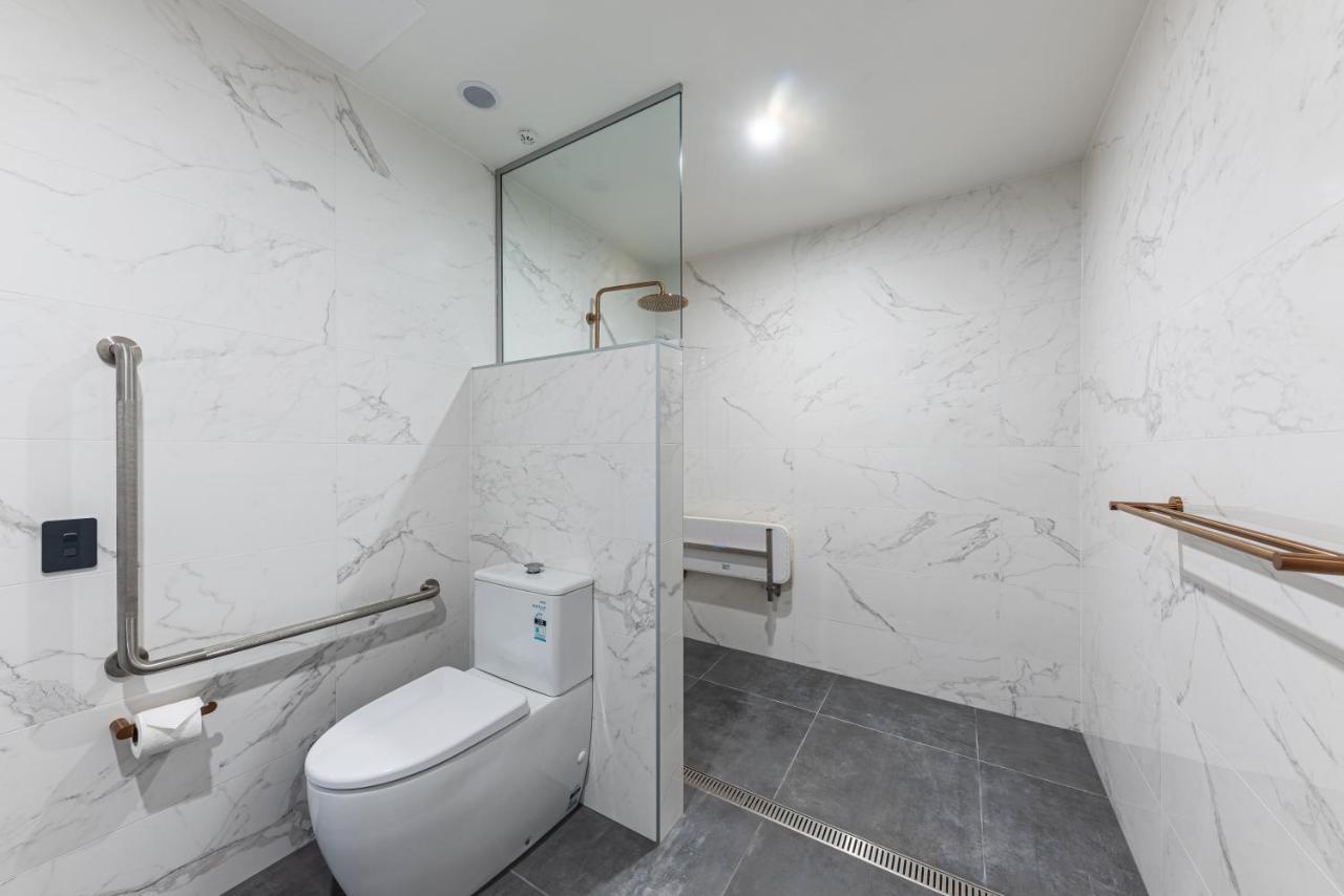 Galaxy Boutique Hotel Lake Tekapo Esterno foto A wet room in a residential bathroom