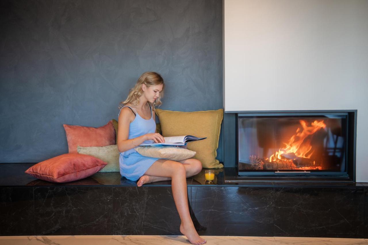 Galaxy Boutique Hotel Lake Tekapo Esterno foto A woman reading a book by a fireplace