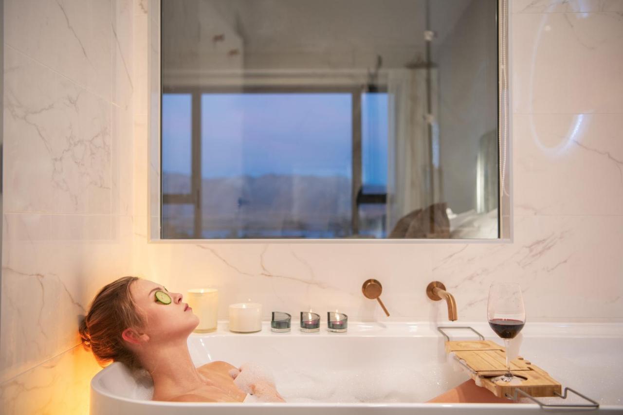 Galaxy Boutique Hotel Lake Tekapo Esterno foto A woman relaxing in a bathtub